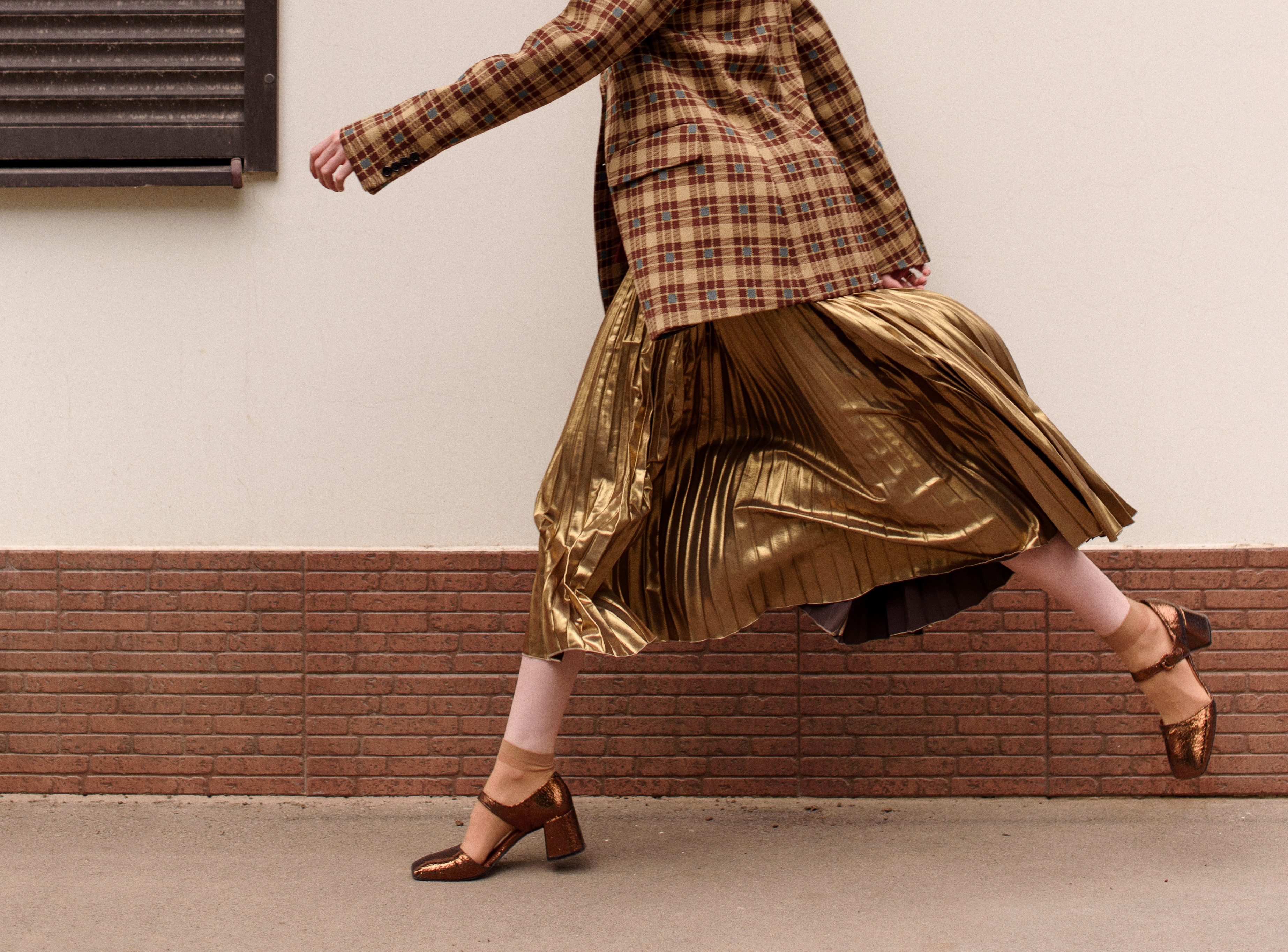 Höstens hetaste plagg – så stylar du kjolen på 5 olika sätt Plisserad kjol köptips + hur du stylar en trendig look 2020